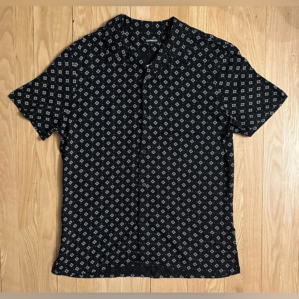 Express Men’s NWT Black & White Patterned Short Sleeved Button Down Shirt, Sz M